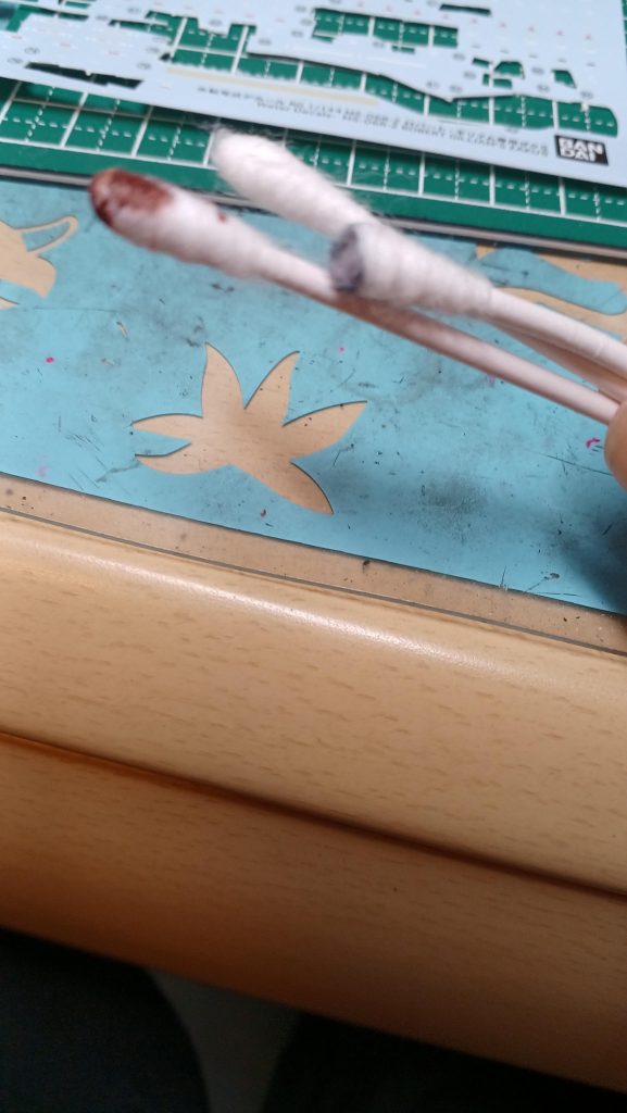 スミ入れしたから綿棒がえぐい色してますね。