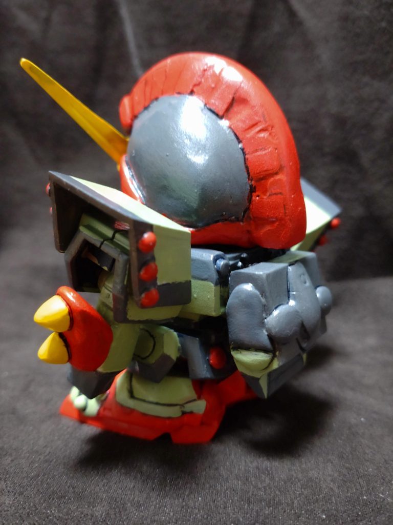 モヒカンのような頭部。プラ板とパテとジャンクパーツで製作してます。