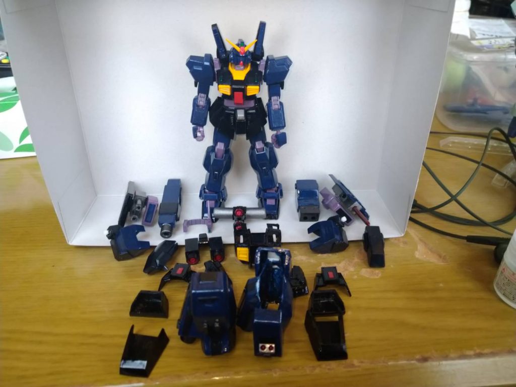 ガンダムMk-Ⅱ本体もしっかり塗装…こう見ると凄く多いです…