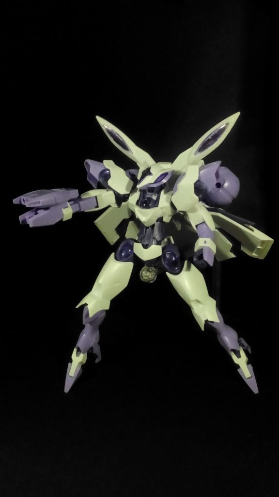 武器を構えてるシーンポーズ取らせる為にノンキネティックポッドの台座を使っています。しかし、高さが足りなかったので足元に物を置いて黒い画用紙で見えない様にカバーしています。 ついでに、この時に気が付いたけど……武器を一つ装備忘れてるので基地に置き忘れたという事で宜しく!