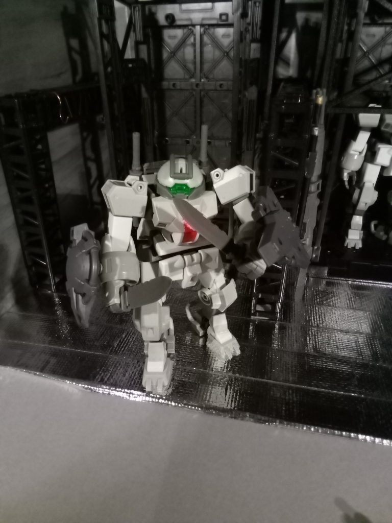 デミトレーナー1号機胸部から腹部にかけての赤いラインが目印で近接戦が担当基本装備は......サーベルスティック 2本（バックパックに装備）コンバットナイフ 2本　（両腰に装備）バックラー　（右腕に装備）デルタシールド　（左腕に装備）武器が無くなれば格闘戦も仕掛けていくスタイル。勿論、武器があっても格闘戦は仕掛ける。たまに射撃武器も扱う模様。