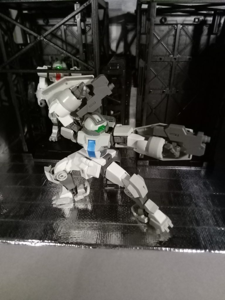 デミトレーナー2号機胸部から腹部にかけての青いラインが目印で射撃戦が担当基本装備は特に無し。しかし、大体の場合は......ビームガン 2丁　（手持ち）シールド 2枚　（両腕に装備）他の銃器や近接武器を使う時もあるが、上記を好んで使う所謂、「ガン=カタ」スタイルの亜種である。※ガン=カタが分からない方は映画「リベリオン」を観よう