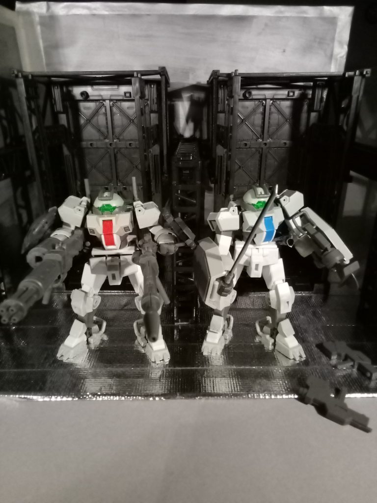 普段の担当と異なる武器を持つとこうなります。両手にそれぞれ長い銃器を持つとバスターガンダムっぽい