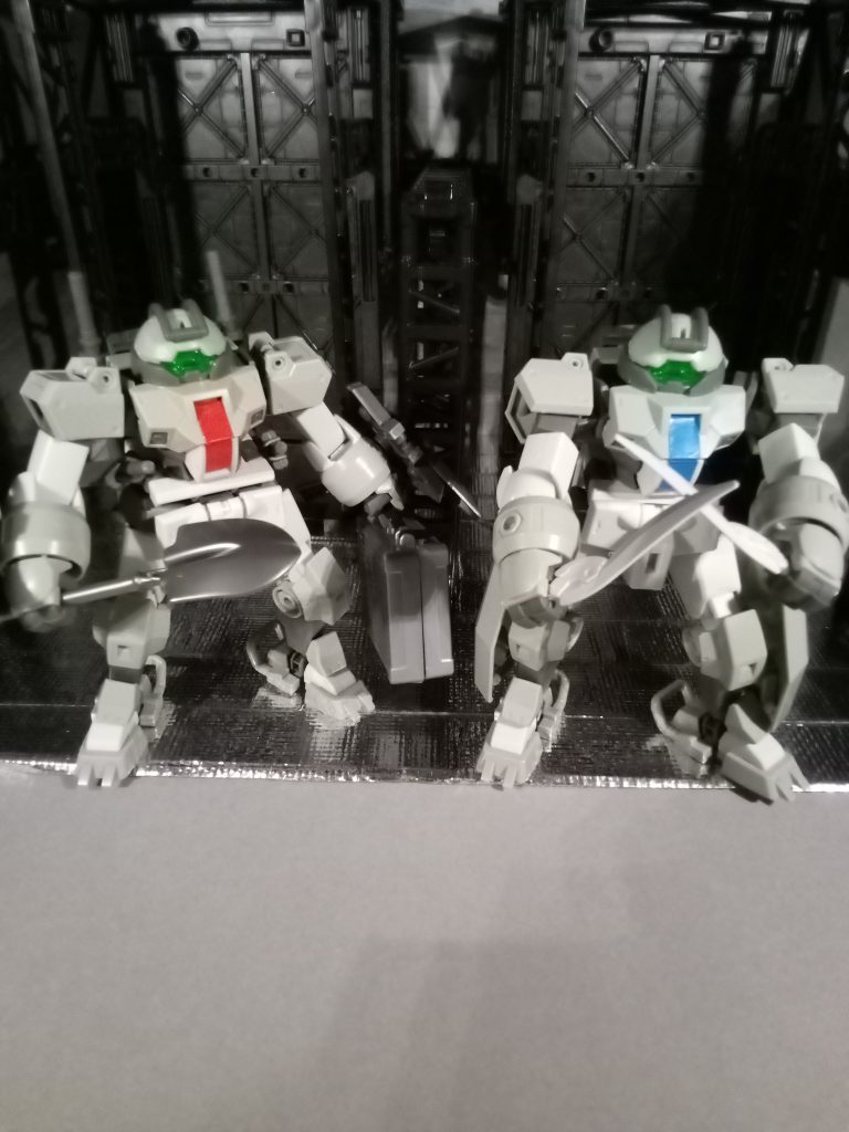 オマケスコップも武器、アタッシュケースも武器である。因みに、アタッシュケースの中にはランダムに武器が入っており、今回は貰い物のフェザーナイフ（？）でした。序でに、2号機のシールドは邪魔なら脚に付けられるので下半身をマッシブな感じに出来そう。