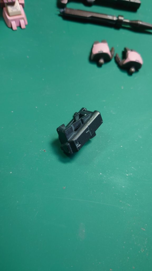 ゴールデンナックルのホルスター兼ミサイルランチャーも作りましたが邪魔なのとミサイル使えない作品設定が判明しボツとなりました