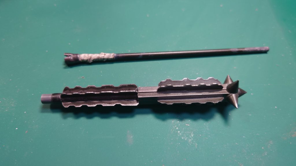 実は分解出来るのでグー手のままでも装着OK