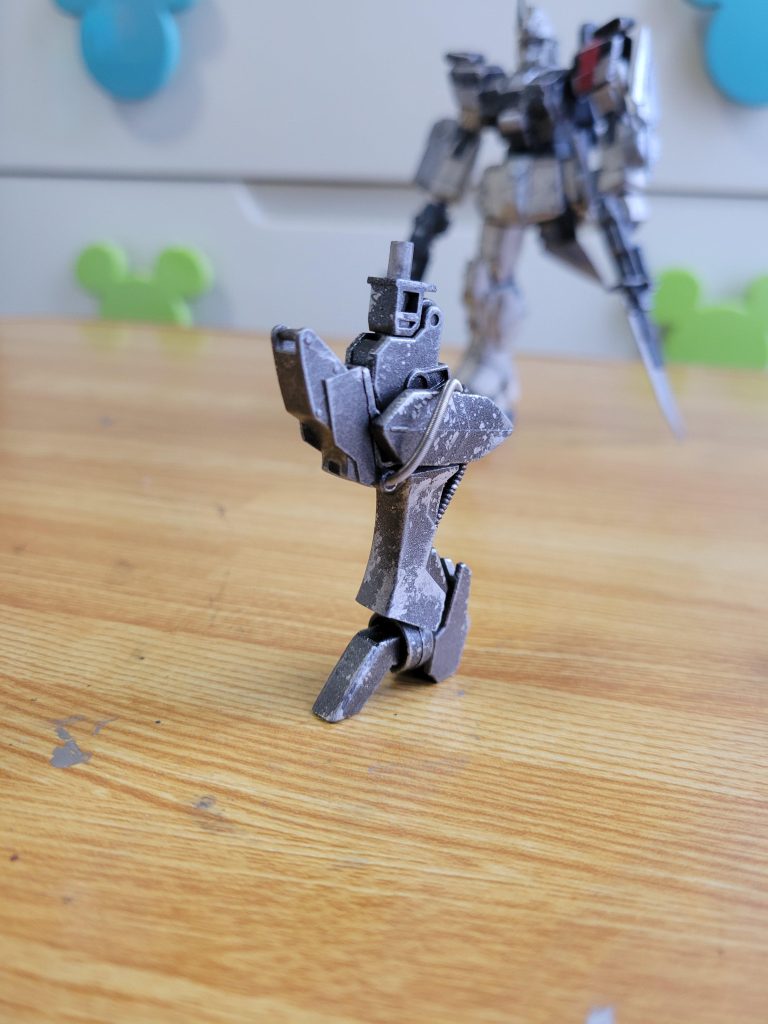 この義足は自作ですHGバルバトスの足フレームを切ったりEz8の膝パーツをつけたりスプリングいれたりして作りました   ´･ω･ ` )σ作った理由は足の軸が折れたりしたから作りました✌️