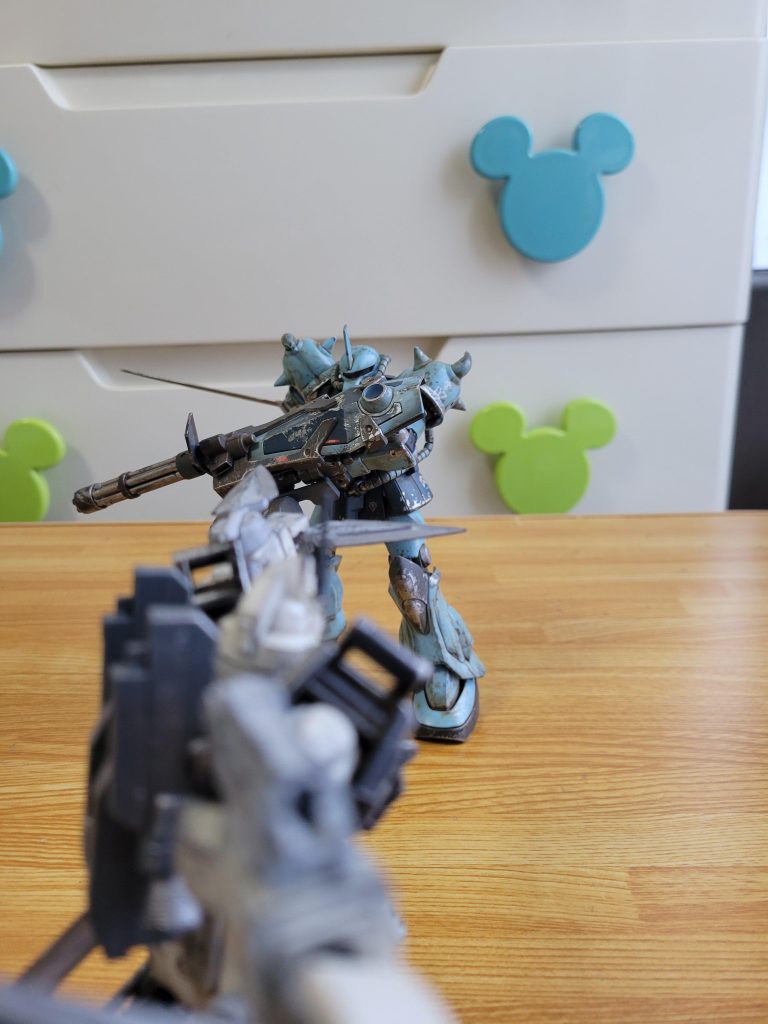 近接戦を仕掛けるパイセン(Ez8)