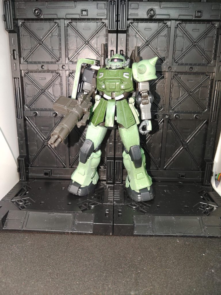 初投稿の塗装アクトザクやっぱりブースがあると荒が良く見えるカッティングシートの芝で何かジオラマ風に出来そうだけど時間が欲しい