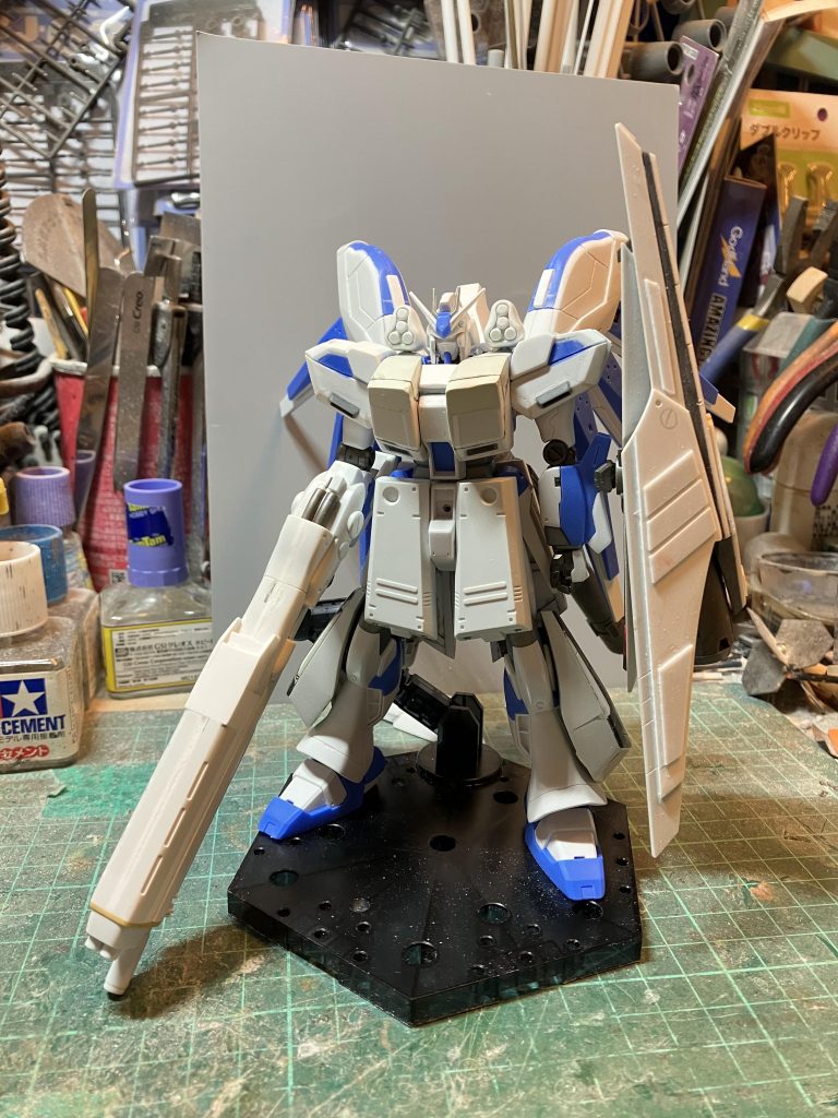 シールドは薄く感じたからプラ板貼って厚くしました塗装前の写真です捨てサフ後、最終ディテールアップ
