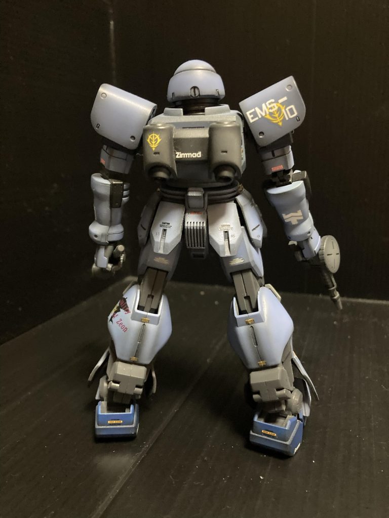 後ろ右腕のマークですが中佐です笑ザクIは大佐ヅダは中佐どちらも老兵で既にMSはとっくに降りているアバオアクー防衛の為久方ぶりにMSに搭乗って感じです劇場版の後半ゲルググとザクIが映っているシーンあんな感じを想像しました