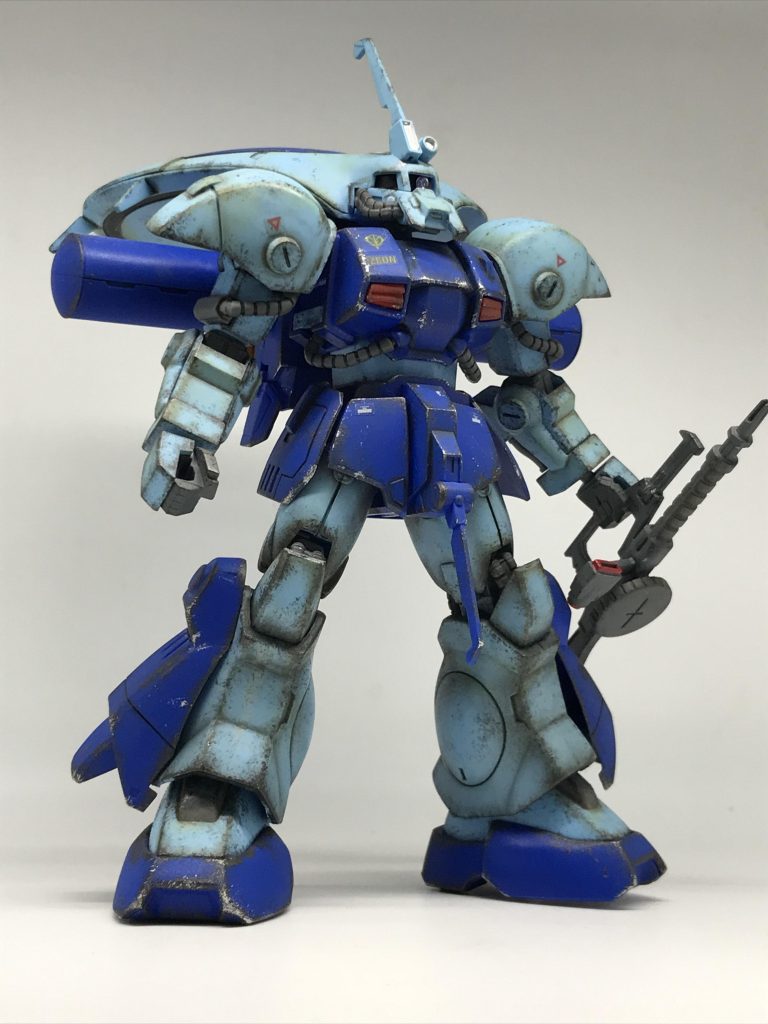 しかしこれ…キットが凄くカッコ悪い…ザクマシンガンなぜこの持ち方?きっと製作したとき旧キットの箱絵を意識してたのでしょう旧キットの箱絵は凄くカッコいいのに…どうしてこうなった😨