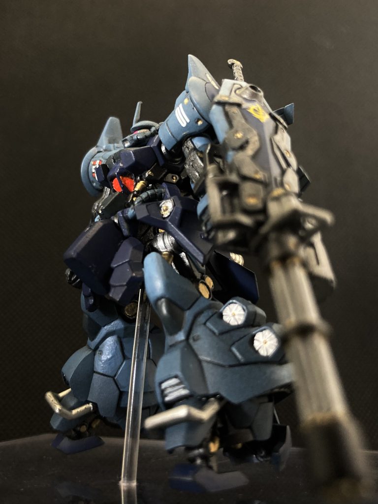 黒サフ拭いてから、エアブラシで基本色を塗装。そこからクレオスのリターダーを混ぜたラッカー塗料で筆塗り。腕や脚などはミディアムブルーとキャラクターホワイトを2:1で混色。足首のフィンはキャラクターホワイト。胴体やバックパックはティターンズブルー2。胸部のグレーはネイビーブルー。フレームはガイアのスターブライトアイアンを基本に、スーパークロームシルバー2やタミヤのエナメルなクロームシルバー、ゴールドリーフで部分塗装。