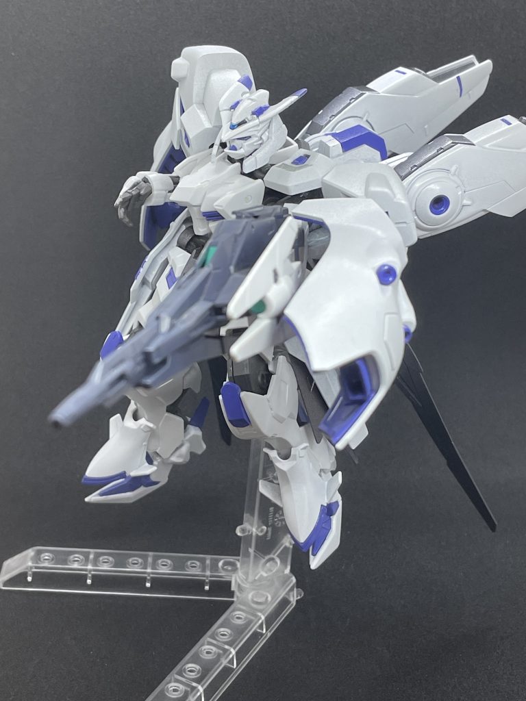 エイハブパーティクルライフル:パラディオン アテナ神の像の名を冠する長距離射程のビームライフル。今までのビームライフルとは異なり、エイハブ粒子を使用することで、MAの装甲にも有効となる。しかし、唯一精密な粒子コントロールのできる「ストラス」が失われたため、戦場で日の目を見ることはなくなってしまった。