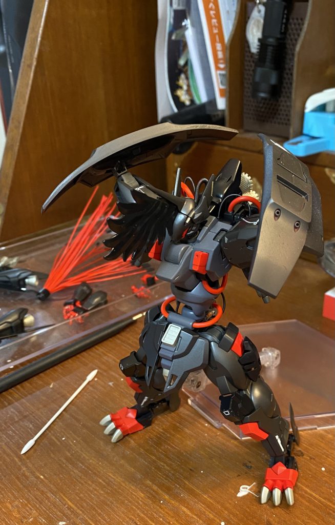 製作過程3:塗装を進めながら全体の確認中。バックパックにも動力パイプを設置。後頭部から伸びている動力パイプは、「自遊自在」の重さを首だけで耐えられず、後付けで設置。