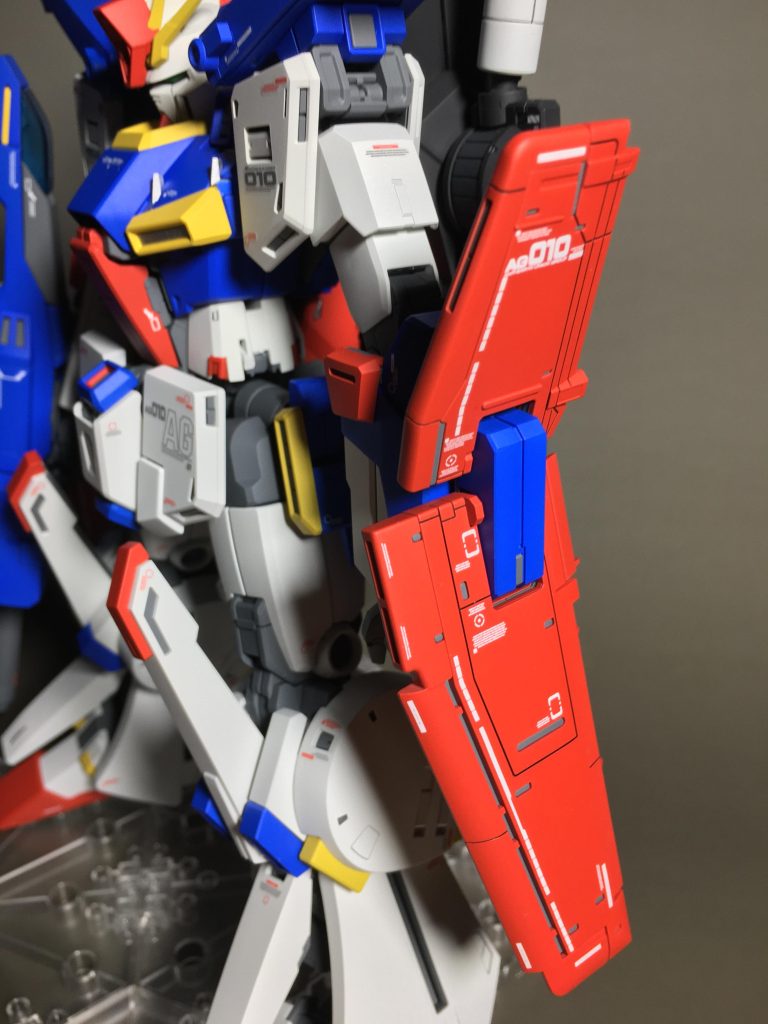 このラインデカールは厄介。付属のデカールはマークセッターでさえ破れ易いです。