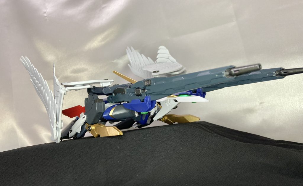 【着陸形態】せっかく副翼が大きく動かせるフレーム使ってるんで、着陸形態も出来るようにしました。着陸時は副翼が下向きになり、TV版ウイングガンダムのバード形態と同じように爪とスラスター先端部がランディングギアみたく接地します。主翼も鳥が翼を閉じてるように折り畳みます。また、ベクタードバーニアを垂直下方向に向ければ空中でホバリングも可能。
