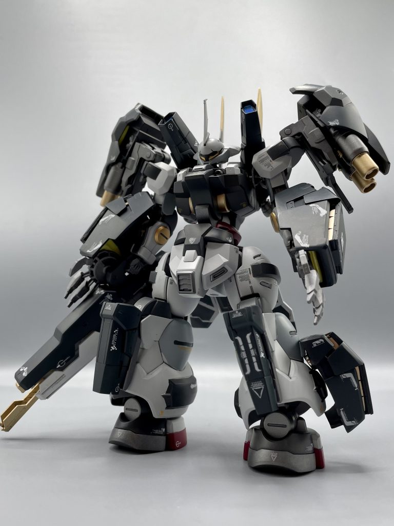 近接格闘寄りであったグエルくんのディランザを重火器遠距離砲撃型の機体にアレンジしてみました腕のGNアームは上半身のシルエットと全体のガチムチ感を出すために拘って作成しました！