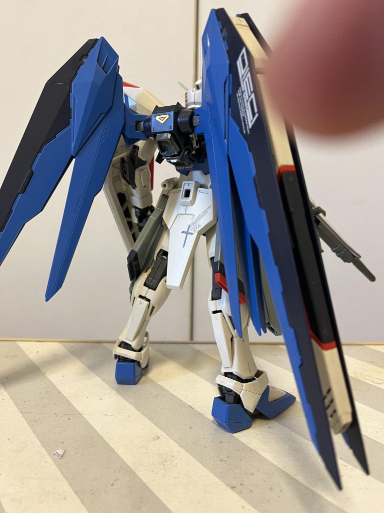 墨入れとかもしてるけど、経年劣化でアレですね。スプレーって大事ですね。まあ、大学生の時にガラスケース買うまでは、埃も被りまくってましたし、、テキトーに綺麗にしてみても、やっぱり汚くなっていきましたし。まあ、自然ウェザリングだと思って半分諦めたりもしてましたしwてか、あれ?左レールガンの赤パーツない!もう見つかんないな、これは、、