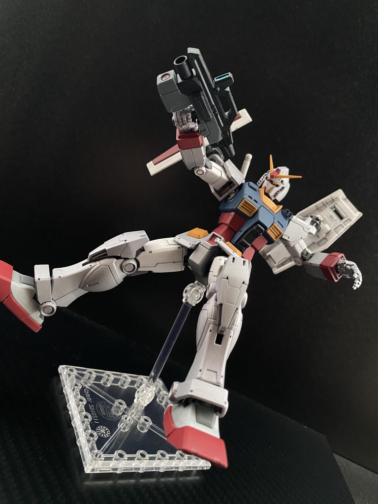 　三機のMSによる光の尾。その先には一機のリックドムII、その両脇にはジムII。一年戦争を経験した者にはあり得ない光景だろう。UC0083、12月に結成したティターンズ。しかし、旧公国軍残党狩りと称して行った多くの暴挙ともいえる行いは、反地球連邦運動を活性化させる。A･E･U･G(エゥーゴ)である。エゥーゴカラーのリックドムIIとジムII、そのグリーンのリックドムIIのコクピットの中、「なれねぇなぁ」「いいかげん、慣れてくださいよ。大尉」　大尉と呼ばれた男は、両脇のジムIIを見て呟くのを聞かれたらしい。「まさか、ゴーグル付きと飛ぶとはな」　一年戦争後、除隊し、酒浸りになっていた男は、知人の誘いに乗りエゥーゴに参加。無理を言って当時の愛機と同じリックドムIIを用立ててもらう。そうしてこの鮮やかなグリーンのリックドムIIのコクピットの中で男は言う。「敵は、この辺りなんだろう？」　両のジムIIに問う。ジムIIの方がセンサー性能が良いのだ。哨戒範囲のデブリ帯に所属不明機の反応があった。その調査に、非番だった自分達が駆り出されたのだ。発足したばかりエゥーゴはまだ人手が足りないのだ。ハズレくじを引かされたな。と、メインモニターに向き直る。その瞬間、3条のビーム。センサーの範囲外から。「散開っ！敵の位置は、だいたいでいい、教えろ」　両のジムIIに檄を飛ばし、両の手に持ったクレイバズーカの最終セフティを解除、ビームの放たれた方向へと向かって機体を疾らせる。それと同時に僚機のジムIIからの声。「見つけた、識別レッド、機体照合、…マッチ。…こ、コイツは！」　…ガンダム、連邦の白い悪魔。