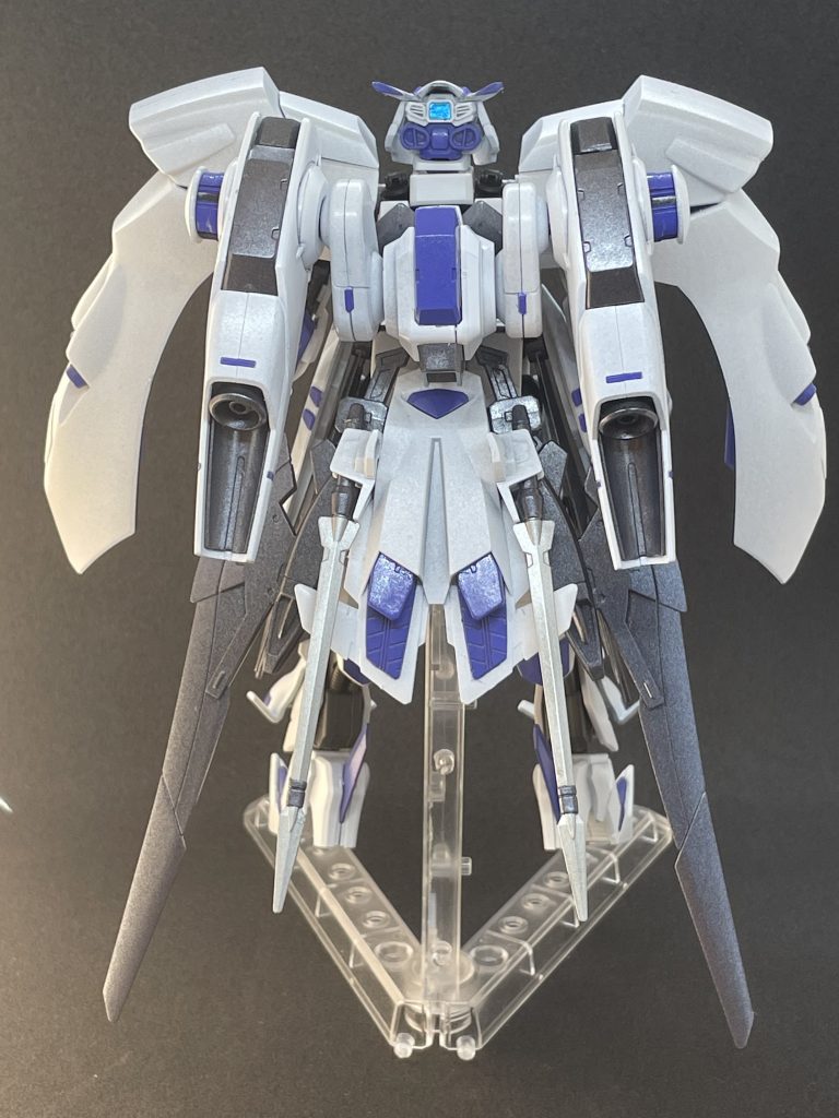 フライトユニット:チカプカムイ アイヌ神話のフクロウの姿をした鳥の神の名を冠する新装備。バックパックから伸びるアームがフレキシブルに稼働し、宙域での高速機動・旋回を可能とする。