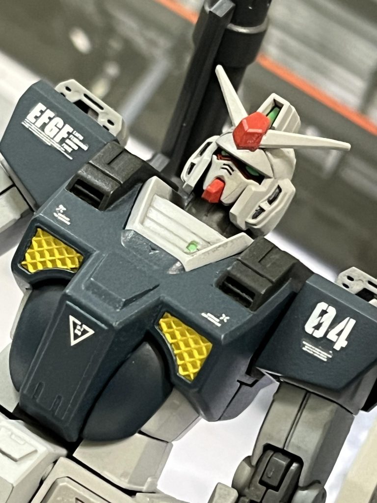 妄想設定:本機は陸戦用にカスタマイズされたヘビーガンダムの5号機で、地球連邦陸軍に配備された機体である。基本的な武装に変更はないが通常サイズのシールドを装備し、両肩にはマルチウェポンラックを備えつけている。また、ツインアイのゴーグルは廃止されている。これはジオン軍兵への心理的威嚇のためと言われている。