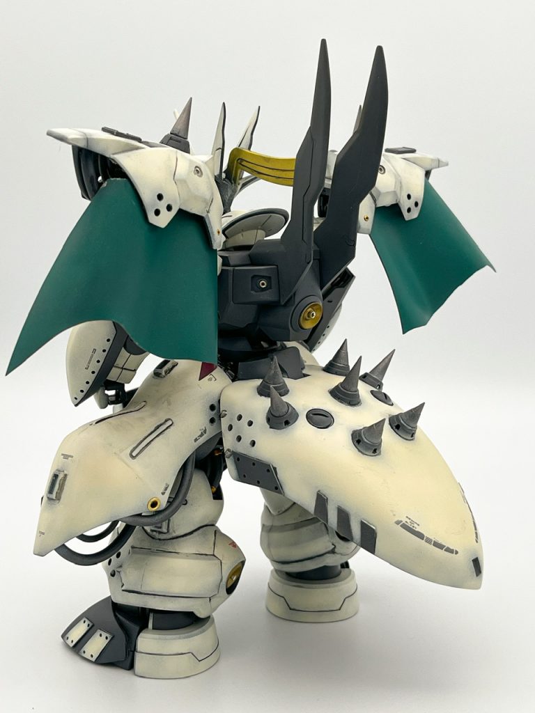 背面から。ファンタジーロボットに必須のマントを装着。マントは色々と作成例があり、素材を何にするか悩みましたが、結局プラ板を成形して作りました。