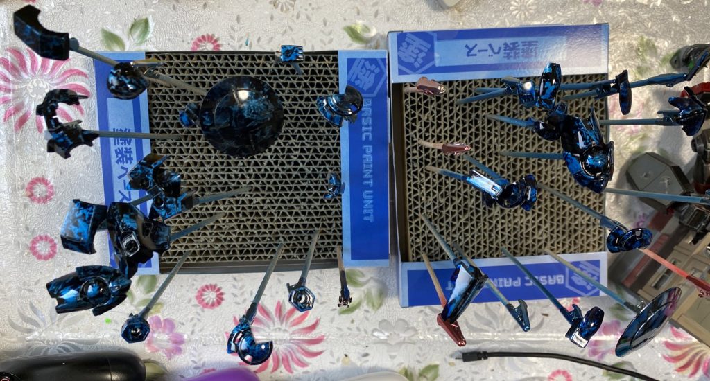 ラップ塗装をし乾燥しました！銀色の部分に青くにしたので夜空での戦闘シーンもしてみたいです！