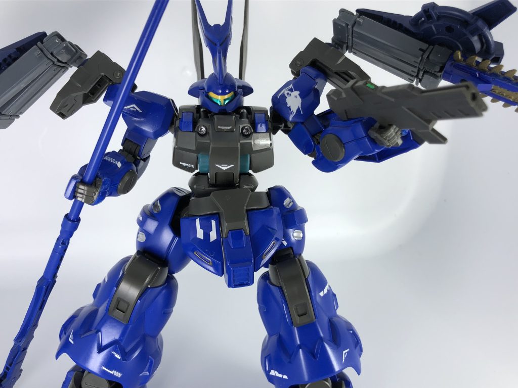 肩アーマー内にはディランザ本来のライフルとサーベルを搭載しています