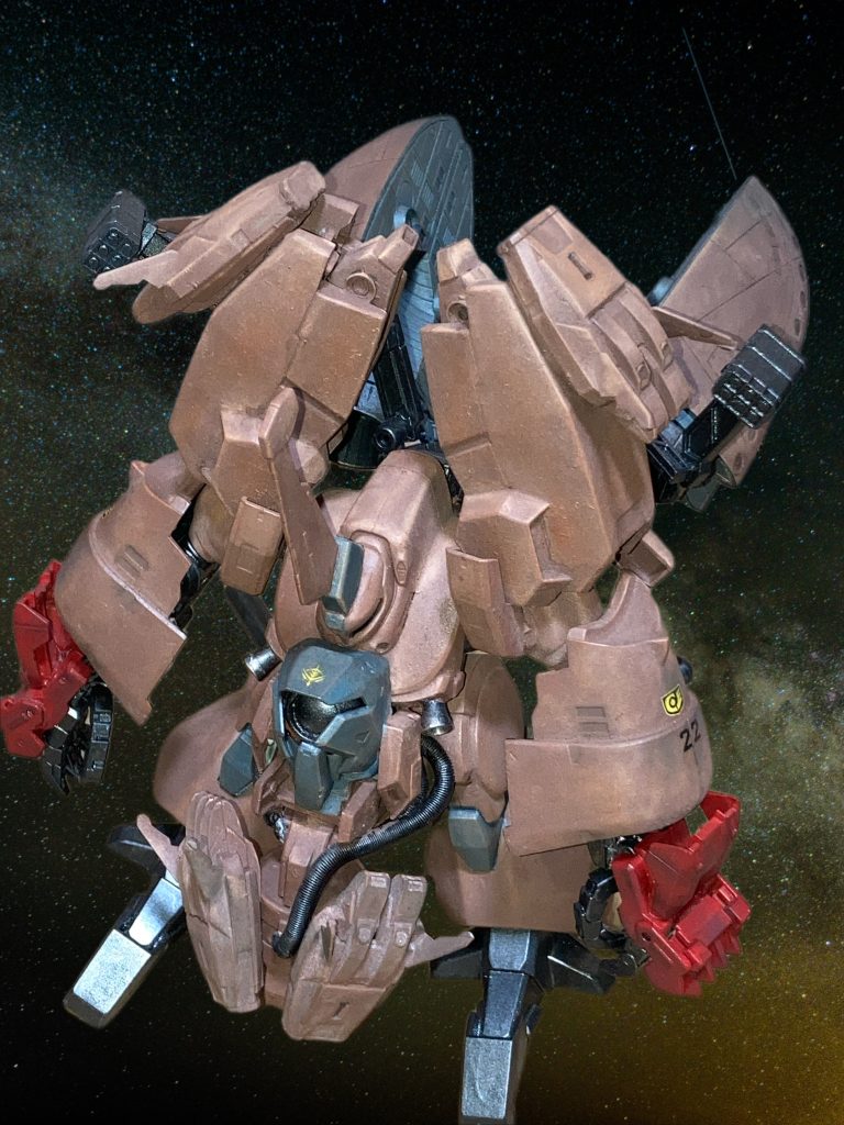 元機体はドーベンウルフの発展のようですが、ぱっと見のフォルムからメタスやズサをベースに盛って行った方が似てくると思い、ズサ+セラヴィーガンダムシェヘラザード+旧キットブラゥブロがメインでミキシングしてます。