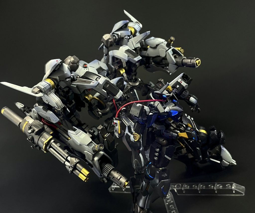 バックパックパージアームにより装着されていた肩装甲が開き、マスクもケーブルを外してパージさせます