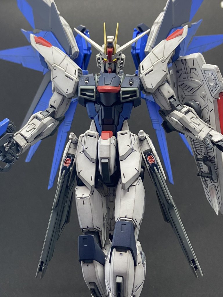 ツインアイは付属のホイルシールを切り出し、その上からUVレジンを薄く塗布して硬化。煽りで見た際に非常に美しく輝くので満足。ポージング、アングル的にラスボス感。