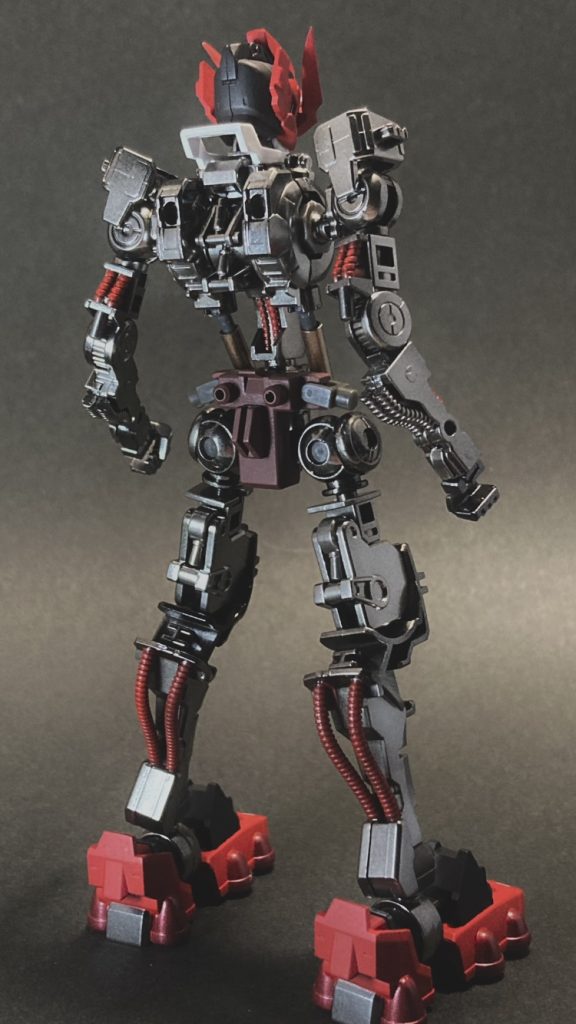 内部フレームメタロボといえばダイキャストですよね。金属感を再現するためにフレームにはプレミアムミラークロームを使用ガイアノーツ公式では下地処理しない方がいいと書いてあったんですが、自分はEXブラック→EXクリアー→ミラークロームという感じで塗装しました完璧な鏡面とまではいかなかったんですが、同じガイアノーツのスターブライトアイアンとは格が違いますね笑