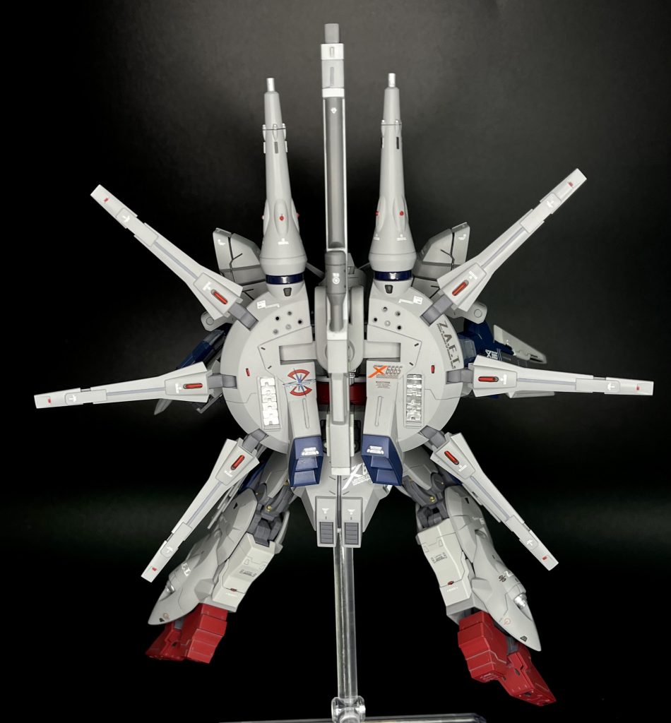 こだわりポイントとしてバックパックに排熱ダクトを追加しました後、ドラグーンGDU-X7の基部にボタンを挟み込みディテールアップしています。本体のムーンガンダムに負けないようにバックパック全体にディティールを追加しまいた。