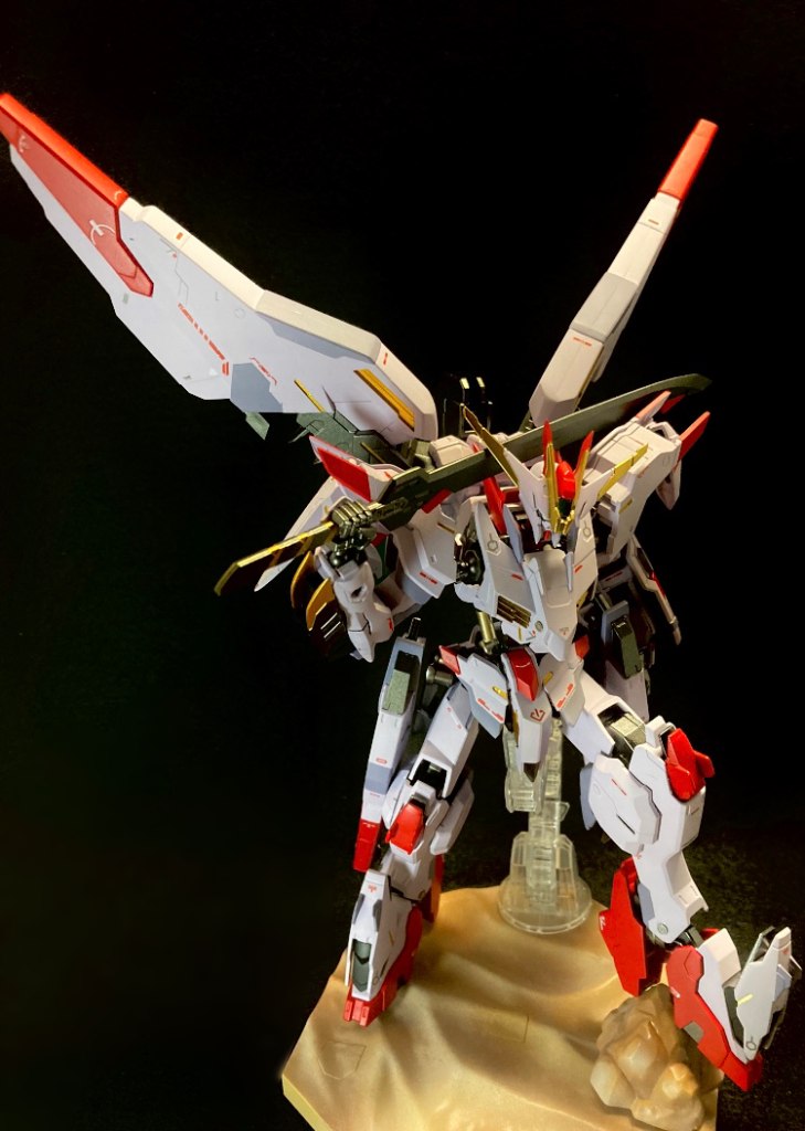 マルコシアスは厄祭戦の最中に失われた幻の機体らしく、パイロットが未だ不明なんですよね。鉄オルGというアプリの中にあるウルズハント(ややこしい)ってやつに登場するみたいなんで、そのうち明かされると思います。