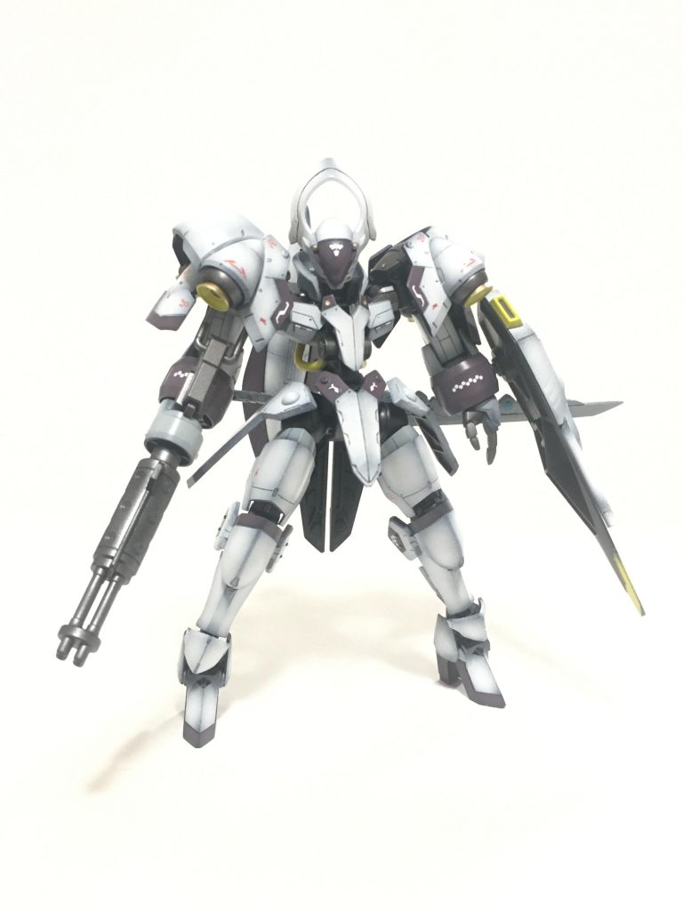 これがフル装備状態です。剣は腰部にマウントすることができます。