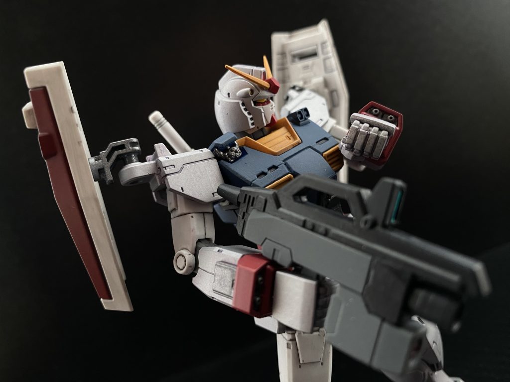 　この音声データが入ったチップは、ガンダムの胸部付近の装甲の隙間に、ピッタリと挟まっていたのだと言う。このチップを見つけ誰にも言わず隠し持っていた元MS技師は、これの中身を聴いたのか。と言う私の問いに静かに首を横に振るだけだった。それは、聴いていない。と言う意味なのか、それとも、中身については話たくないと言う意味だったのだろうか。