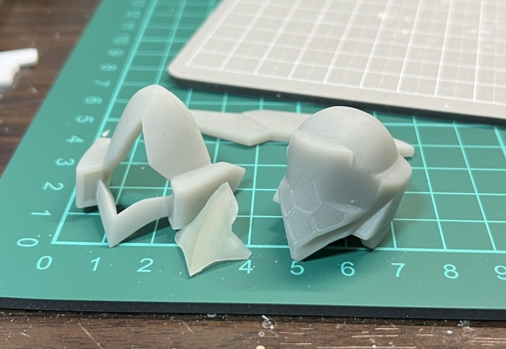 頭部パーツ磨きました、この時バイザーパーツをクリアレジンで出力して磨きました。