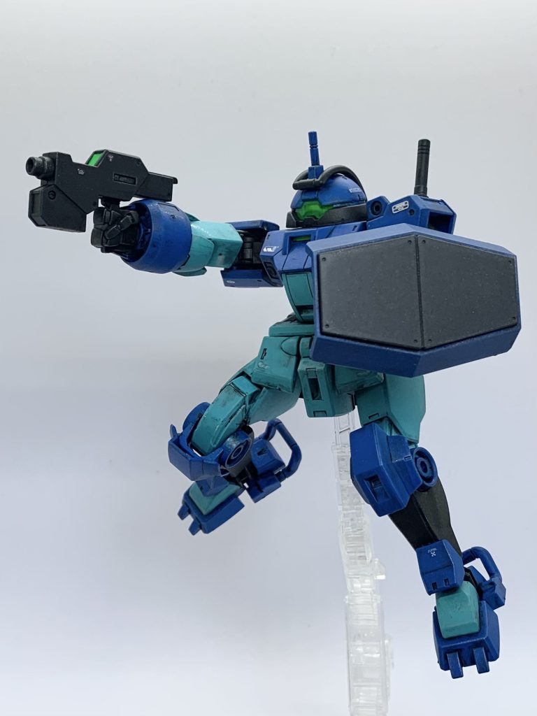 サブマシンガンがよく似合います。