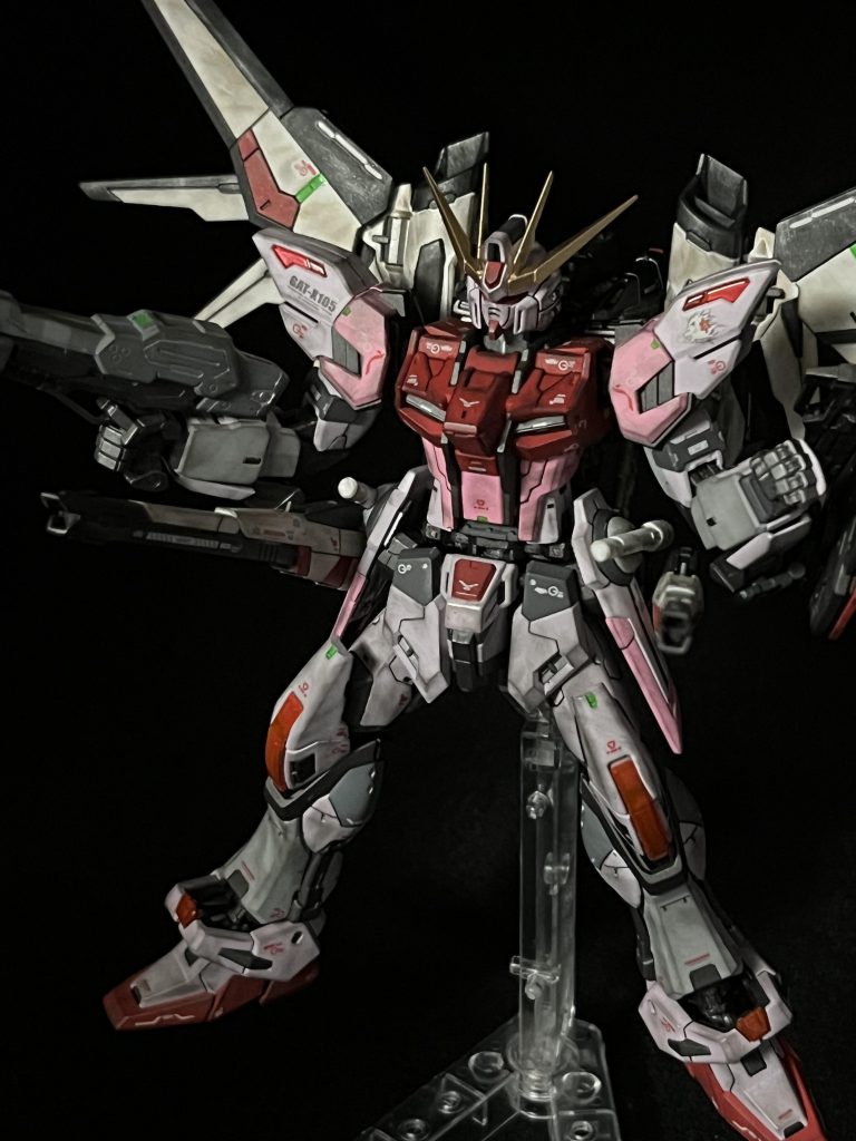 フルバースト？重装備好きの自分にとっては軽装な機体の印象ですが、主人公機としては優秀なギミック(武器換装やブースター脱着等)とデザインですよね。