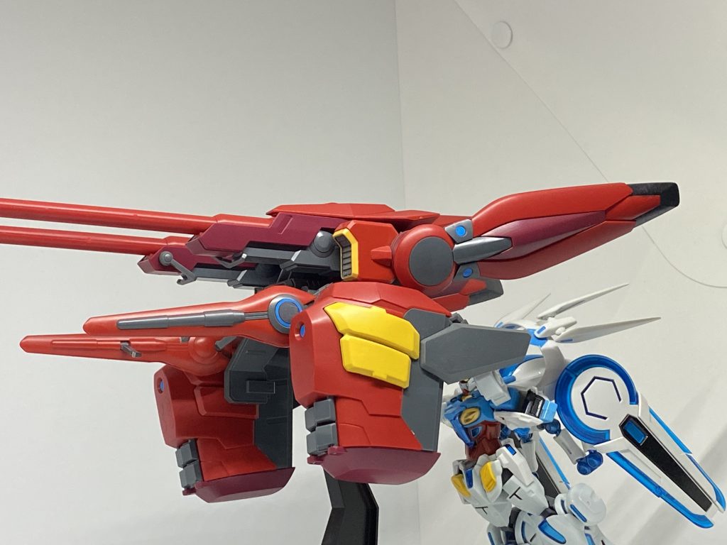 ハッパさん、アサルトがデカすぎてブースに収まりませんよ！こっちはユグドラシルに対してアサルトパックの武装を打ち込むシーンの再現。後ろには本来アルケイン(フルドレス)とかルシファーとかモランとかメガファウナの仲間たちがいて…。立体化されていなかったり再販されていなかったり。