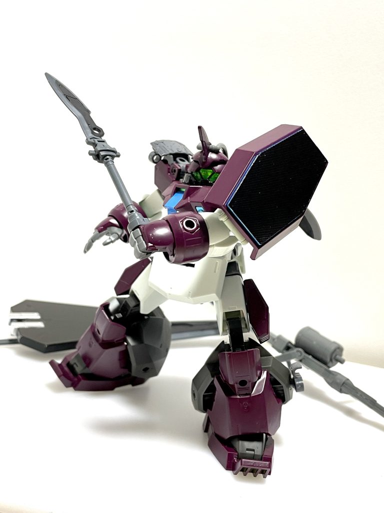 遠距離戦→中距離戦→接近戦と隙のない仕様にグエルのパイロットとしての腕前が合致してはいるのだが、いかんせん機体のピーキーさが足を引っ張る事も多く、キャンプ期間のグエルの戦績は決して低くは無いが、敗北する事もあった。──こうしてグエルは生活費を稼ぎキャンプ中の糊口を凌いでいたとかいないとか。