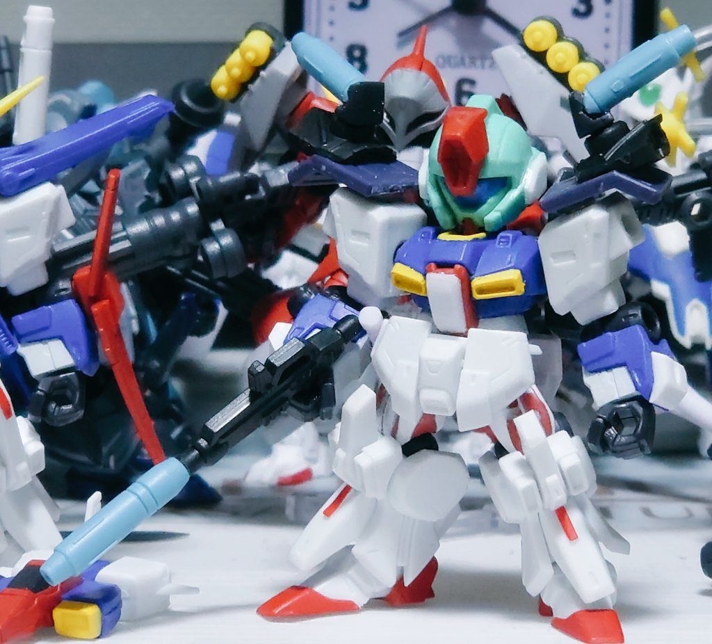 塗装前　　　　　　　　　　　　　　頭はガシャポン戦士NEXTのジェガンをベースに制作、その他はプラ板とアンサンブル等のパーツを切り貼りして制作しています(⁠*⁠´⁠∀⁠｀⁠*⁠)