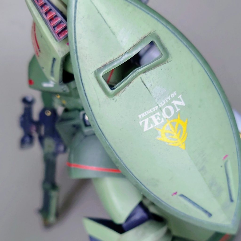 シールドは旧キットゲルググから流用腕とはフレームで接続して角度調整ができるようにしています裏にはビームナギナタもマウント