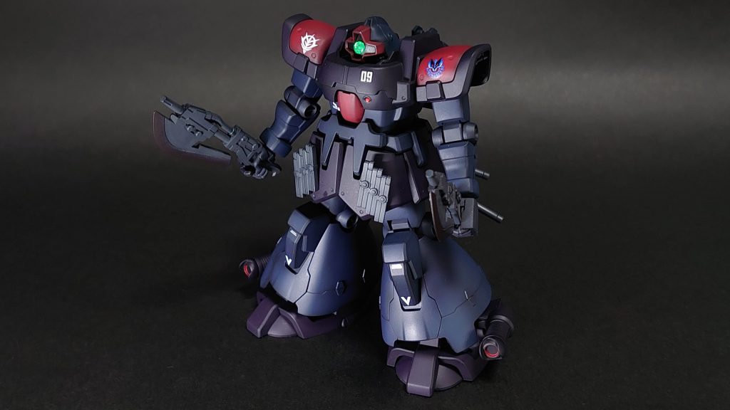 最初は格闘戦特化の機体にするつもりでヒートホーク以外の武器は作らないでおこうと思ってたのですが(モナカ割り武器の合わせ目消しから逃れる為)ドムなのにバズーカが無いのは寂しいと思い、結局付属の武器全部作りました…
