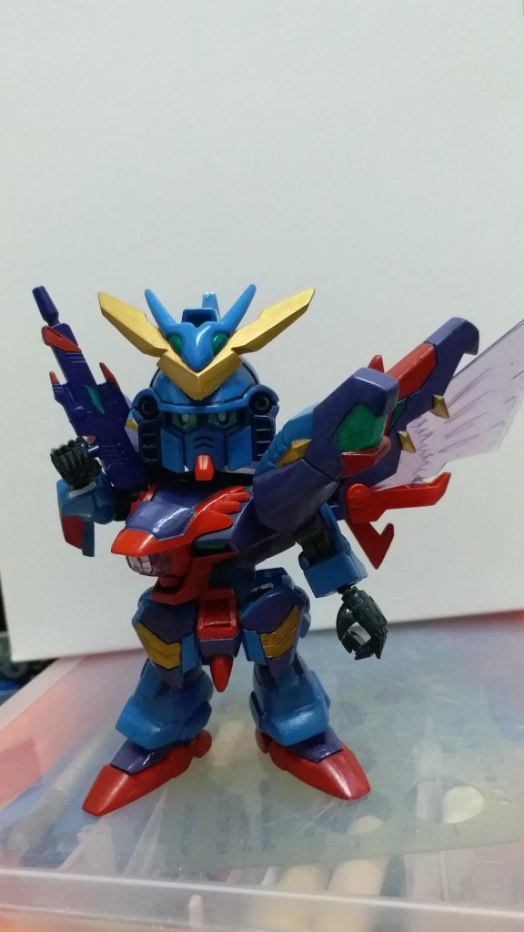 元祖的腰部較粗， 中間身同裙夾進行過調整， 腳部裝甲進行過加工