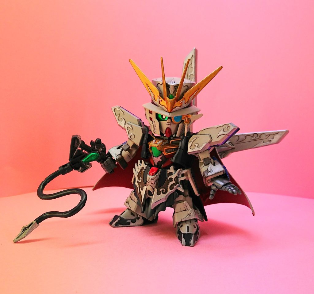 ライトグレイ系で塗った上に、模様をガンマカのシルバーで載せたので。ちょっと目立たないかな?とも思ったのですが。スミ入れしたら、けっこー様になってましたね。w一応、とっつぁんポジションのヴェルデバスターさんもキープはしてあるのですが。私のデェイターによると、登場はもう少し先になりそうです。(はよ組めっ)w