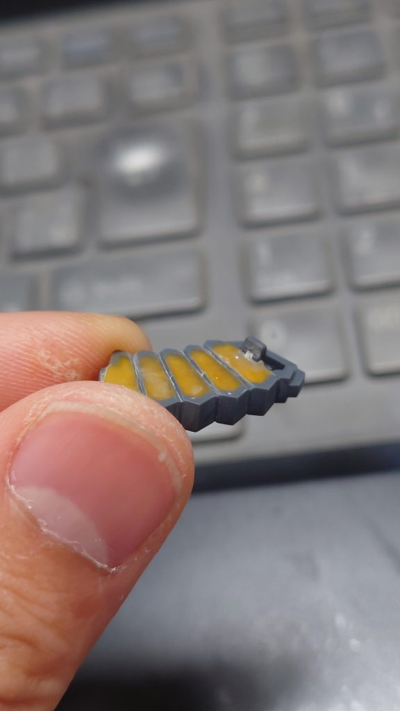 パテ埋めとモールドをスジ彫り