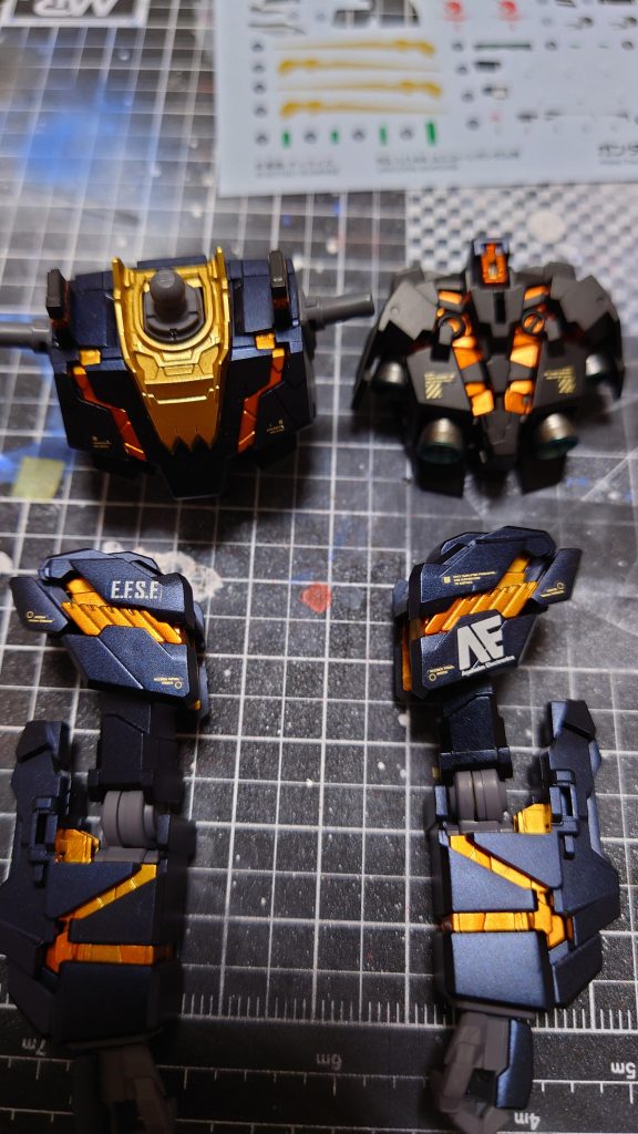 付属シールは一切使わずに、水転写式デカールで、UC汎用と市販のゴールドを使用