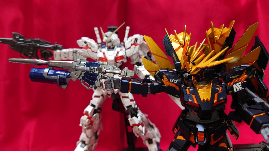 後ろはRGユニコーンガンダム